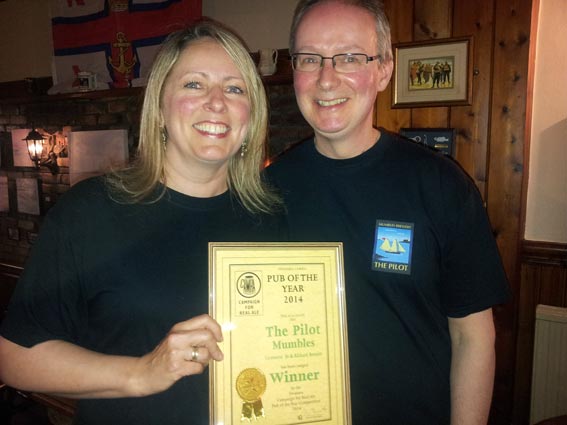 Jo and Richard Bennett receiving the Pub of the Year Award.